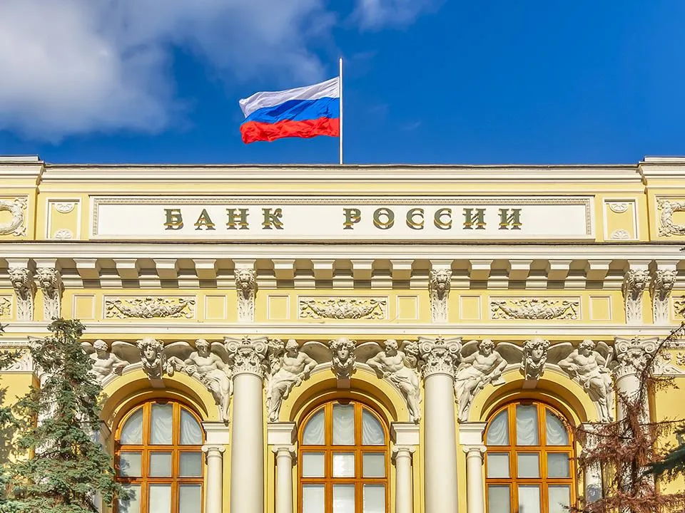 ЦБ готовит решение по ставке: ждать ли снижения и подешевеют ли кредиты