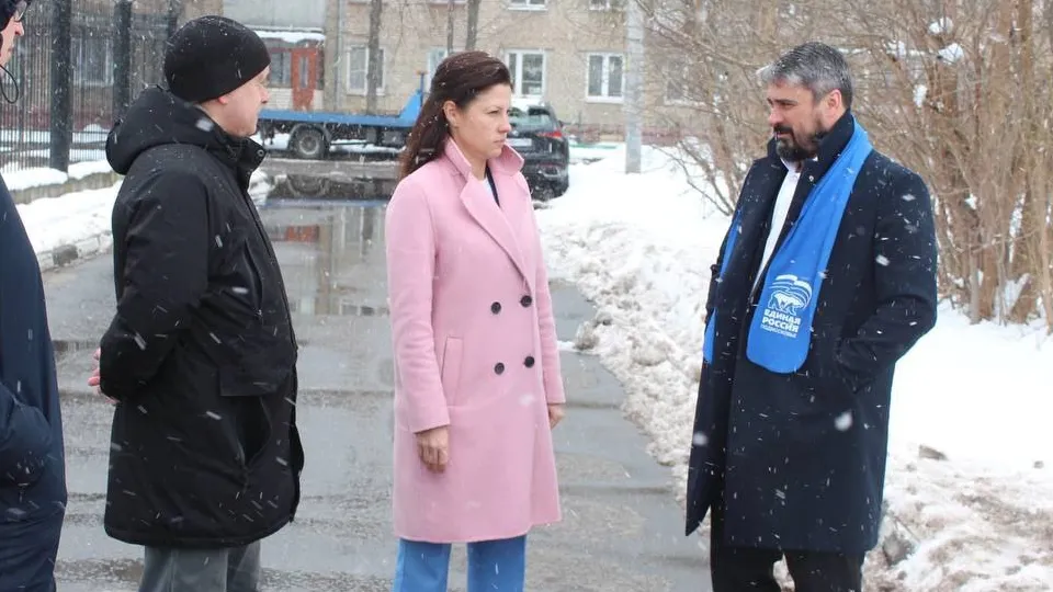 Наталья Силаева проверила территорию двора на улице Нахимова. Фото: пресс-служба администрации г.о. Фрязино