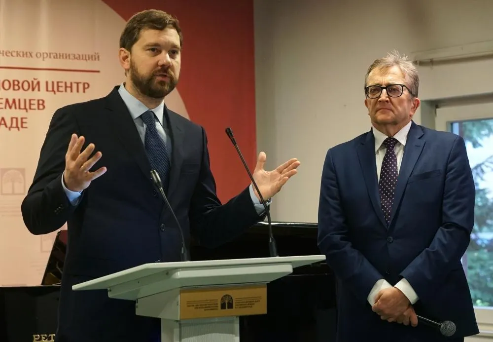 Генрих Мартенс — справа