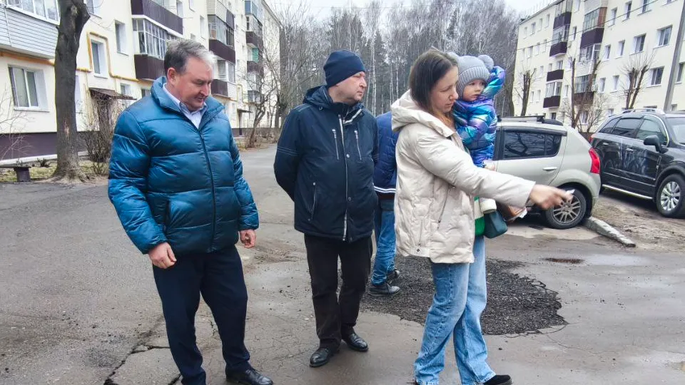 Александр Белоусов осматривает территорию двора. Фото: пресс-служба Администрации Павлово-Посадского городского округа&nbsp;