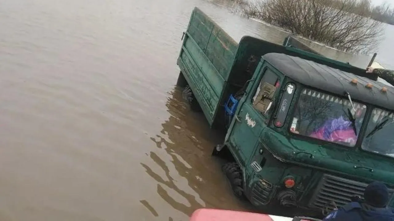 Специалисты ГКУ МО «Мособлпожспас» вытащили грузовик из воды в Луховицах