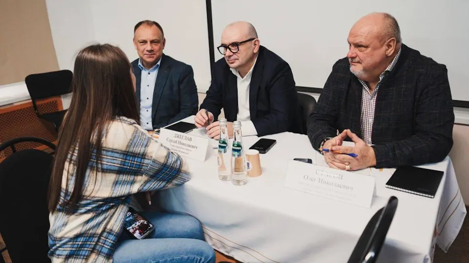 Глава округа Сергей Джеглав (в центре) на выездной администрации в Свердловском. Фото: пресс-служба г.о. Лосино-Петровский