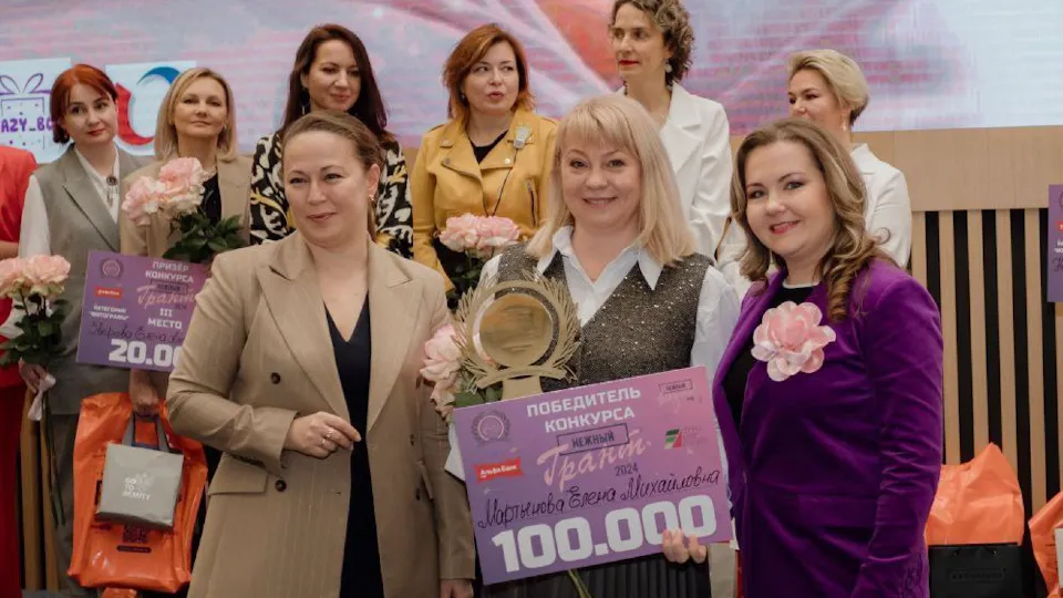 Министр инвестиций, промышленности и науки Московской области вручает награду жительнице Фрязина Фото: пресс-служба администрации г.о. Фрязино