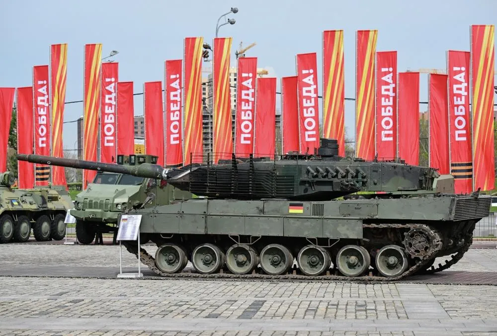 Трофейный танк Leopard 2A6, захваченный российскими военнослужащими, на Поклонной горе в Москве