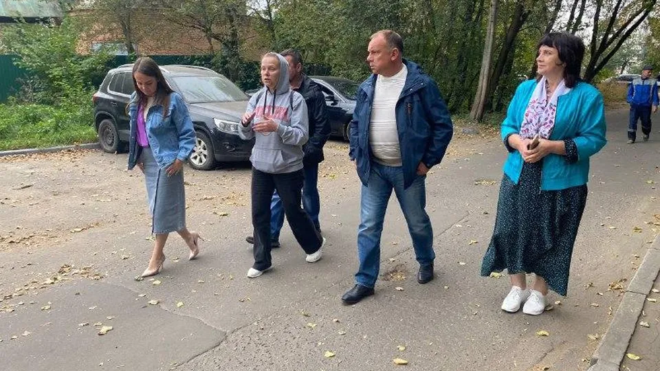 Замглавы округа Роман Мещеряков (в центре) во время обхода на улице Гоголя. Фото: Валерия Бучацкая