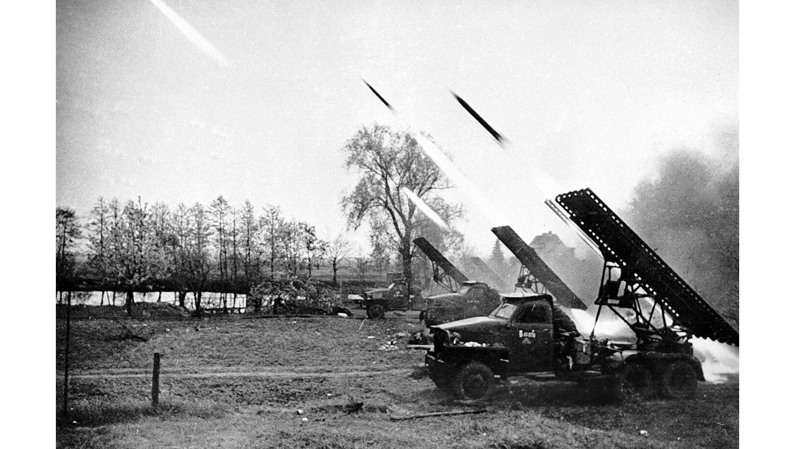 «Катюши» на шасси американских грузовиков Studebaker во время Будапештской наступательной операции. Анатолий Егоров