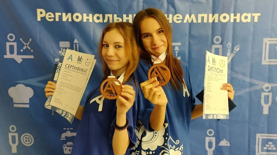 Ирина Подковырова и Маргарита Волошина с наградами. Фото: пресс-служба администрации м. о. Чехов
