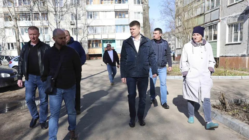 Филипп Ефанов осматривает территорию. Фото: пресс-служба Администрации Павлово-Посадского г. о.