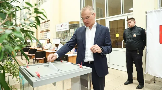 Депутат Госдумы Александр Коган проголосовал на участке в Раменском