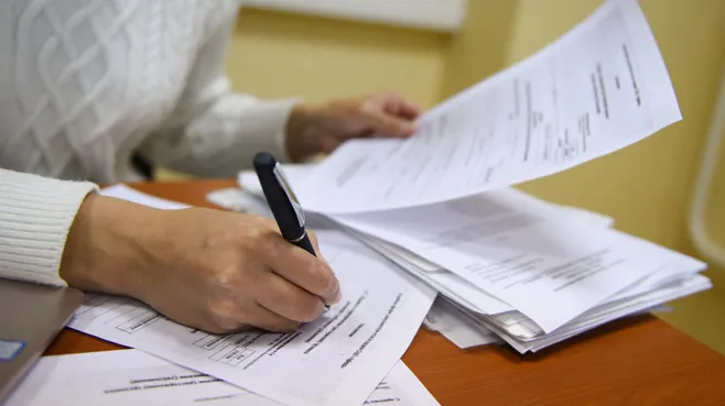 Охлаждение рынка труда: эксперт рассказал, почему работодатели платят миллионы новичкам, но экономят на своих