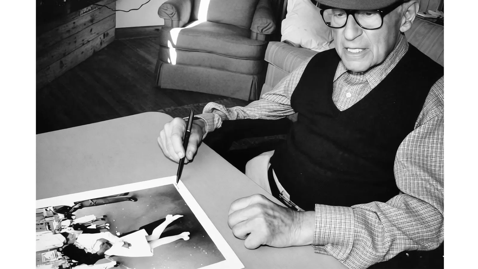 Альфред Эйзенштадт подписывает свою знаменитую фотографию, 23 августа 1995 года. William Waterway Marks