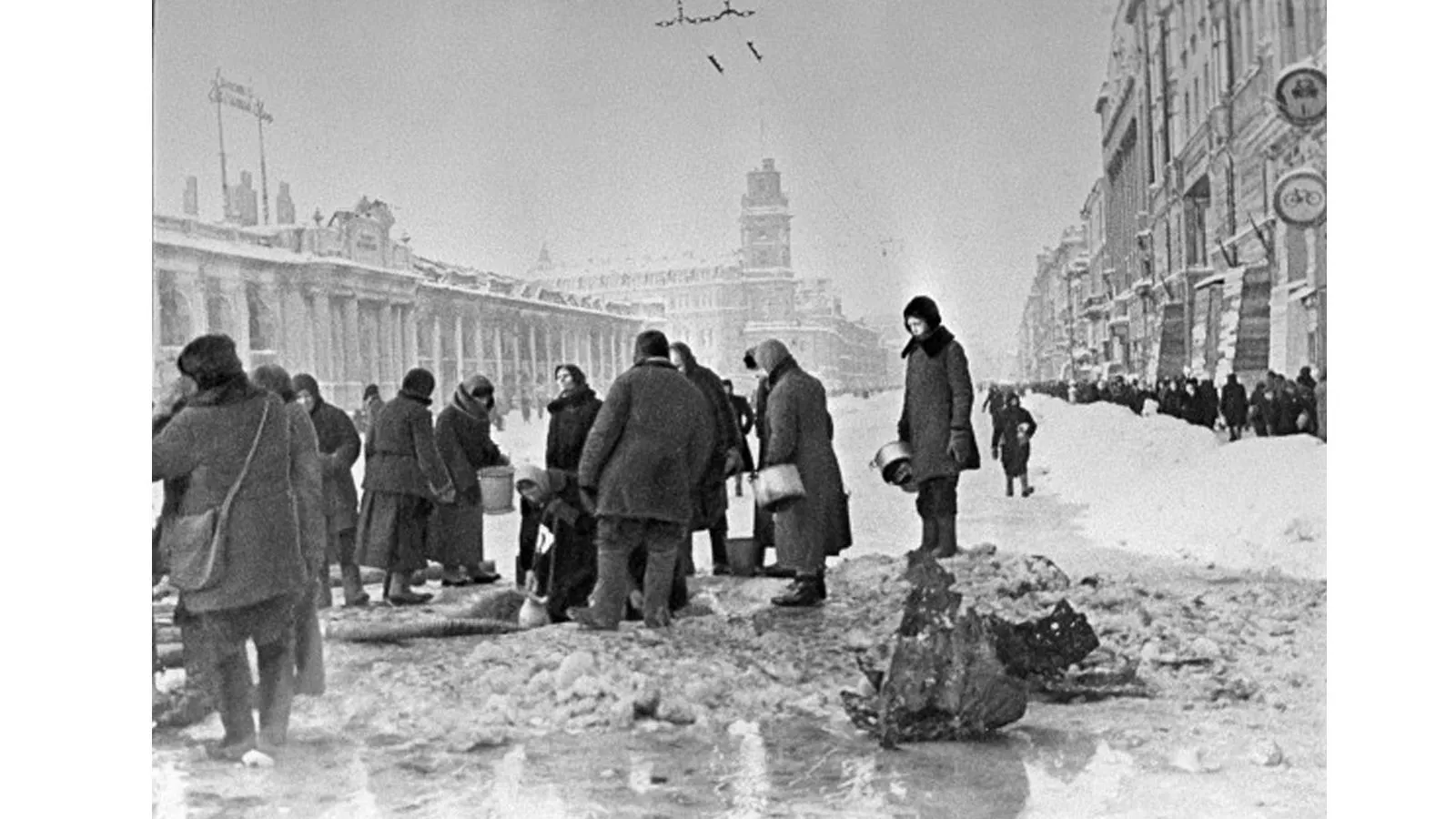 Жители блокадного Ленинграда набирают воду, декабрь 1941 года