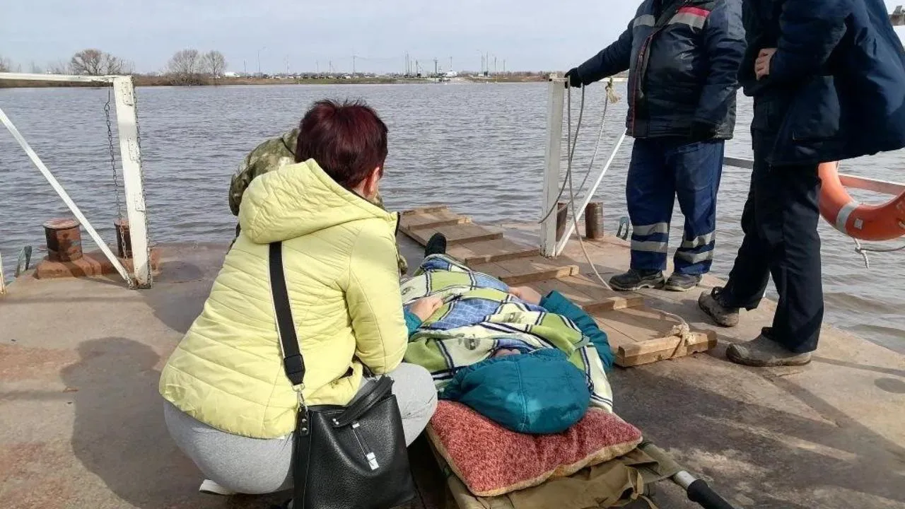 Спасатели помогли госпитализировать жительницу села в Луховицах, отрезанного паводком