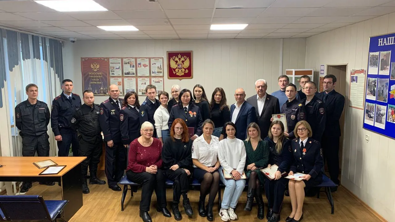 Глава города Владимир Пирогов (пятый справа во втором ряду), председатель Совета депутатов Александр Мостковой (четвертый справа во втором ряду) и сотрудники отдела полиции №1 МУ МВД России «Власиха» Фото: Администрация Краснознаменска