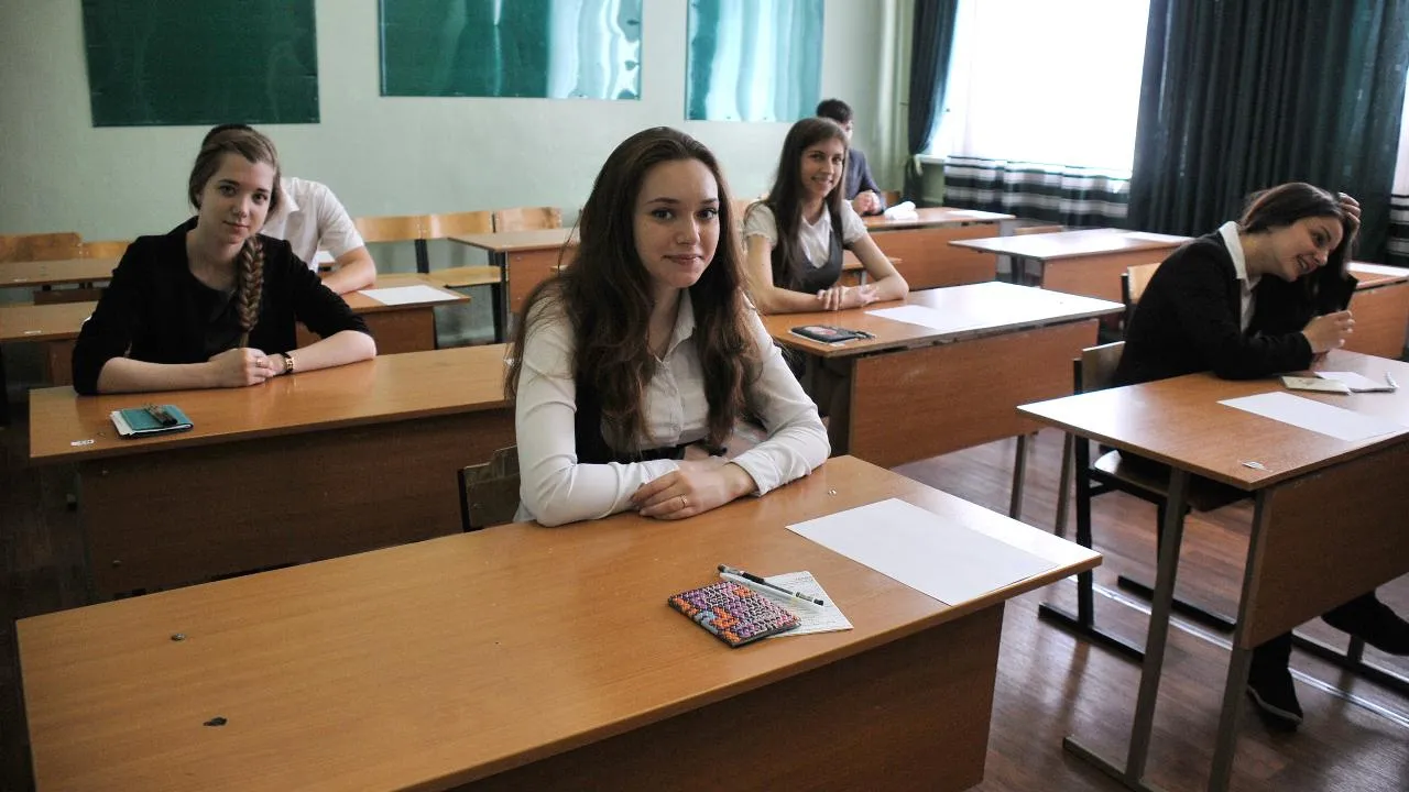 Выпускникам Подмосковья, сдавшим два предмета на ЕГЭ на 100 баллов, выплатят по 100 тыс. рублей