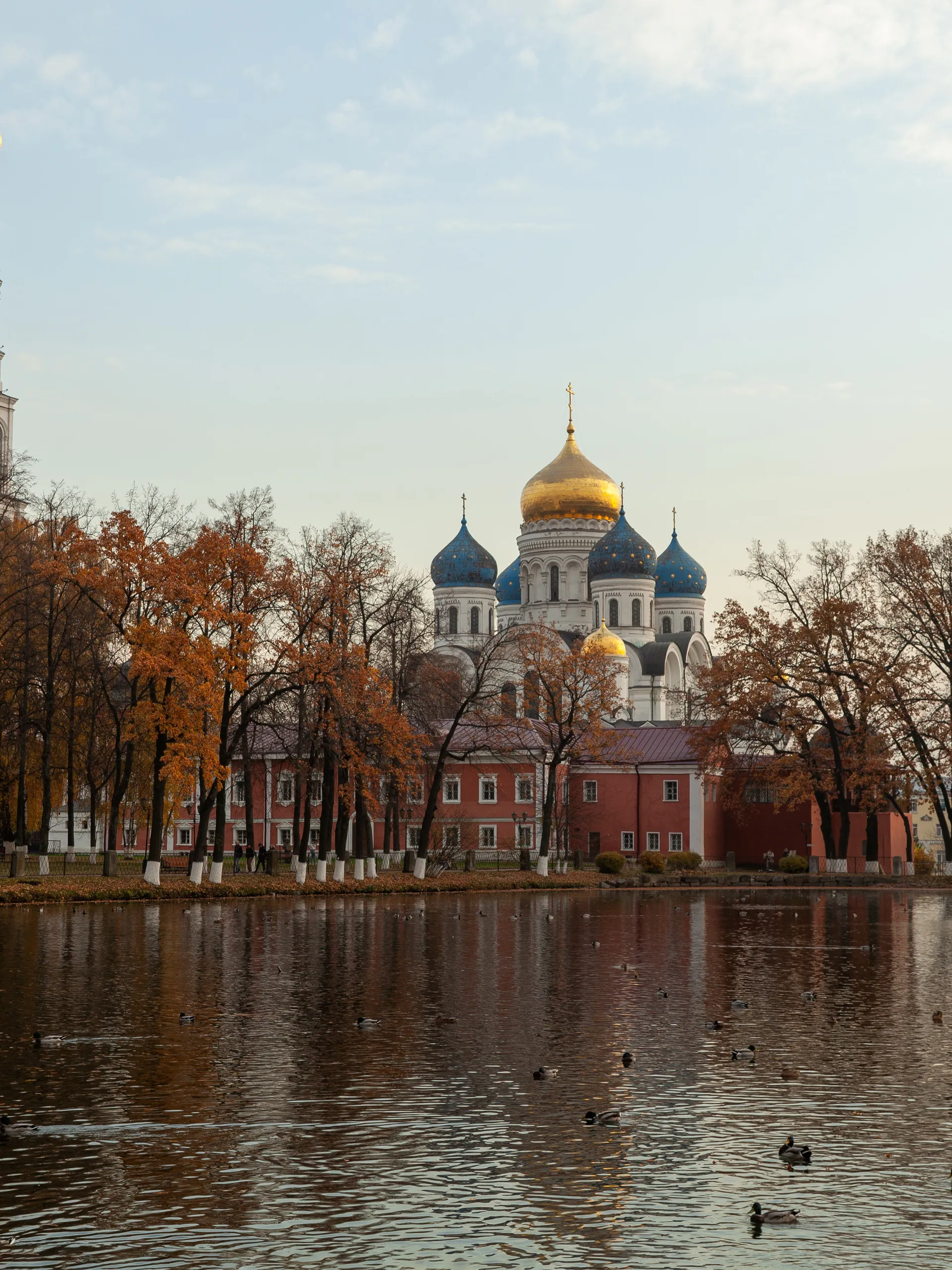 осенние виды набережной Верхнего пруда возле Николо-Угрешского монастыря города Дзержинский округа Люберцы