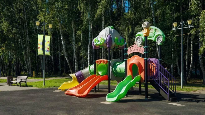В Подмосковье отремонтировали более 1,3 тыс. элементов на детских площадках