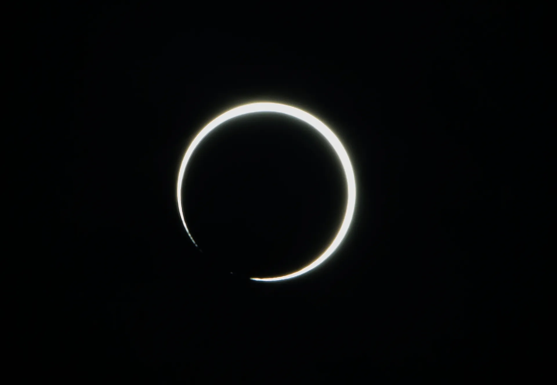 Кольцеобразное солнечное затмение в 2019 году. Фото: Teguh Priatna / Xinhua