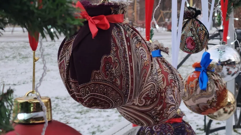 Украшение декора на городском празднике в Павловском Посаде. Фото: Алена Притула