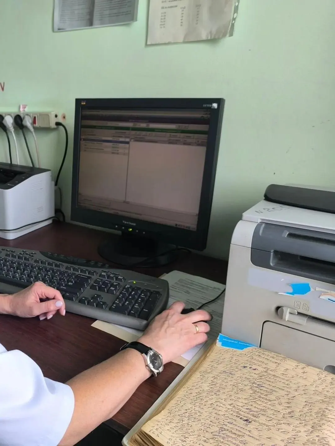 Врач обрабатывает результаты