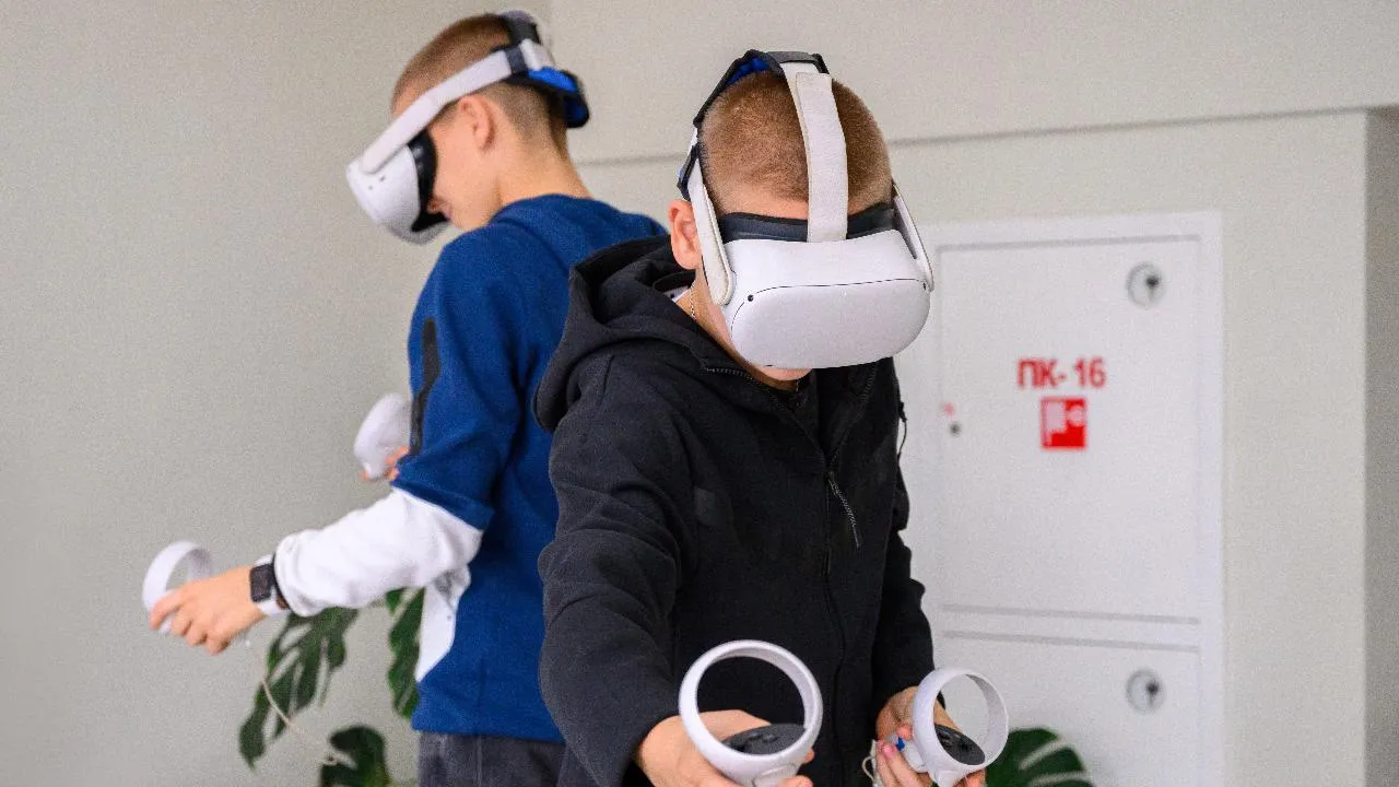 Первый в стране VR-тренажер для обучения детей ПДД запустили в Подмосковье