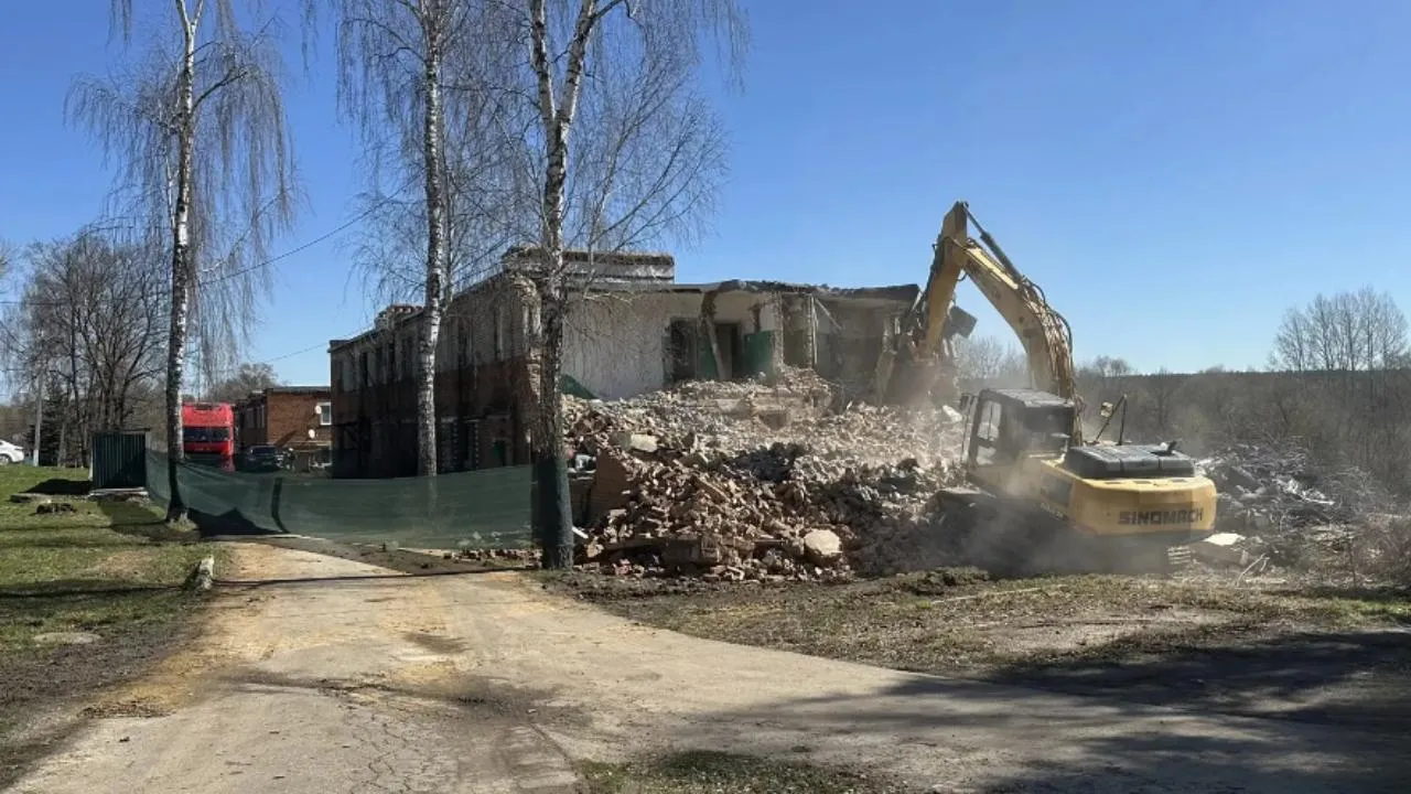 Аварийный дом на Парковой улице начали сносить в поселке Топканово Каширы