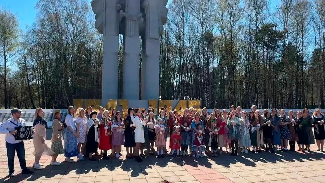 Полсотни «Катюш» спели «Катюшу» в Королеве у Мемориала Славы