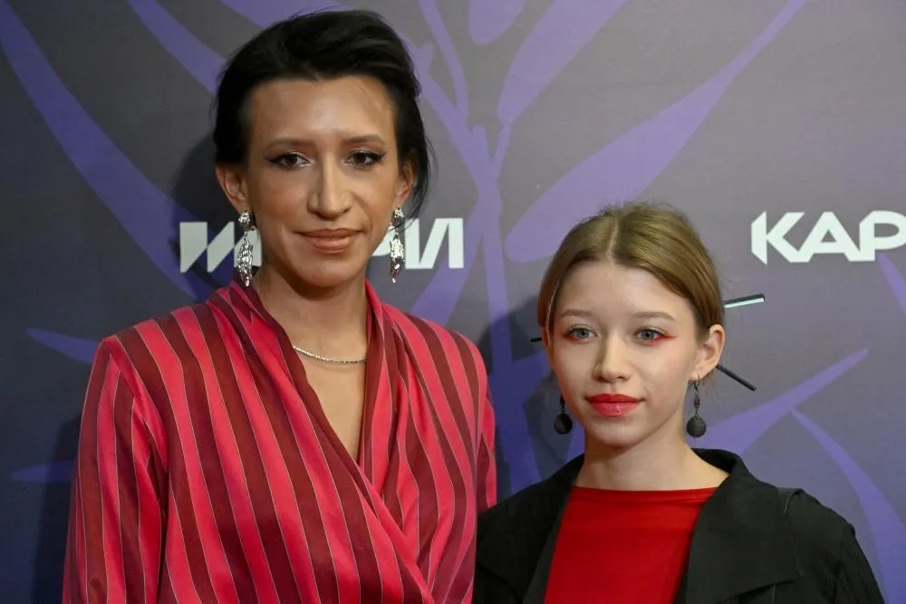 С дочерью Мартой на премьере сериала «Амура», 2024 год
