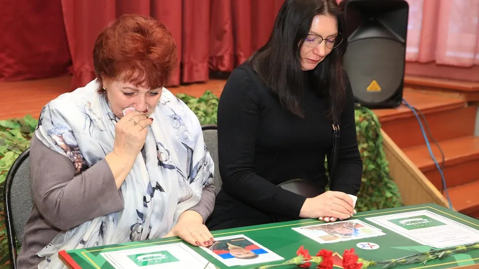 Мама и сестра бойцов СВО первыми сели за парту Героев. Фото: пресс-служба администрации г.о. Долгопрудный
