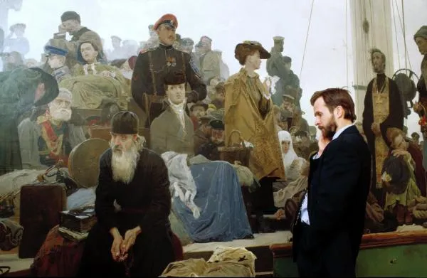 Художник Дмитрий Белюкин у своей картины «Белая Россия. Исход» в выставочном зале Академии художеств