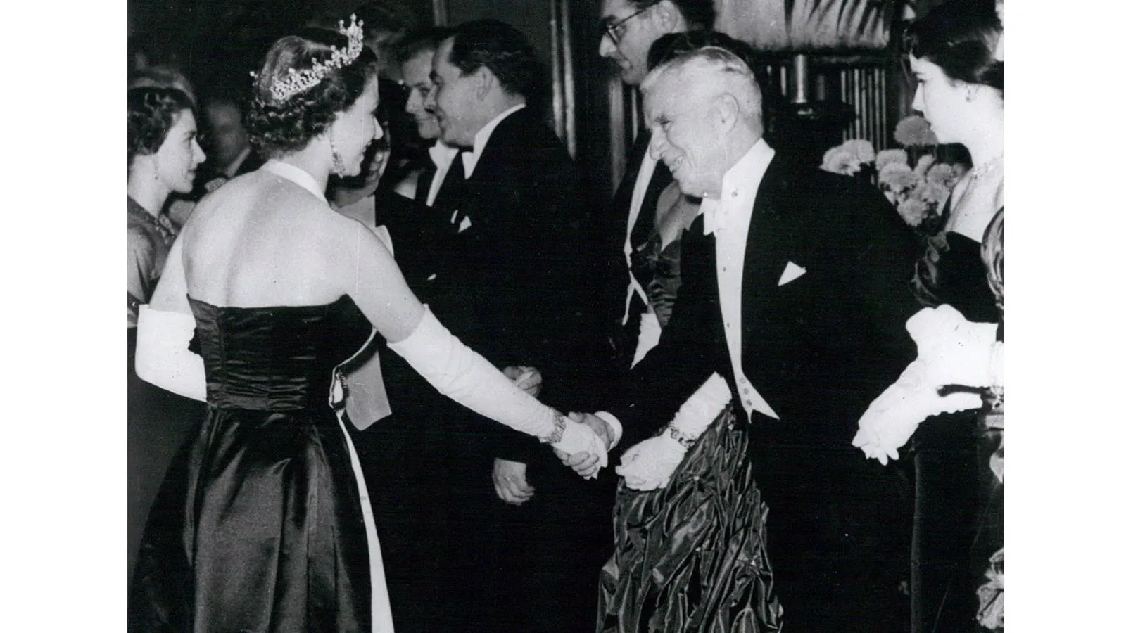 Королева Елизавета II  пожимает руку Чарли Чаплину, Лондон, 10 октября 1952 года / Keystone Press Agency