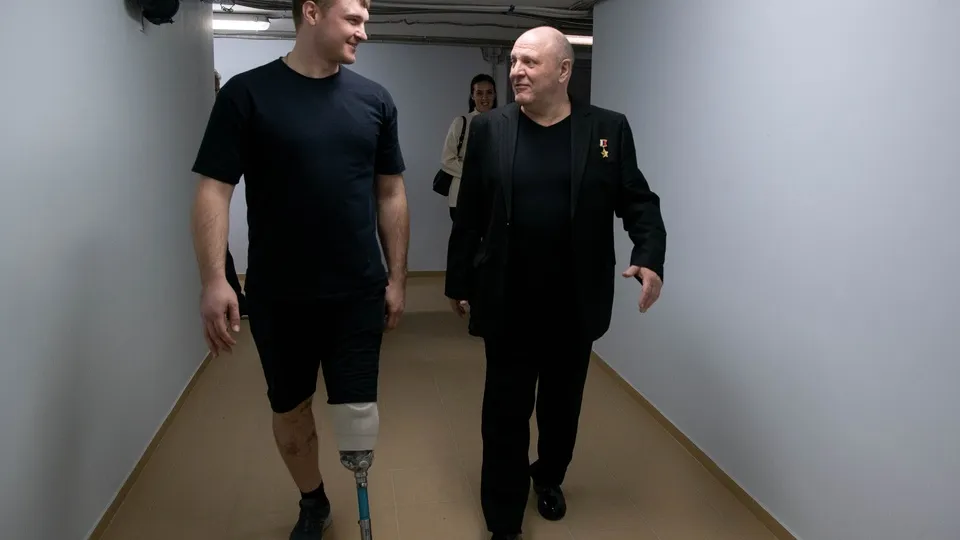 Старший лейтенант ВДВ Александр Никульников (слева) и Герой России&nbsp;Андрей Мерцалов. Фото: Наталья Николаева