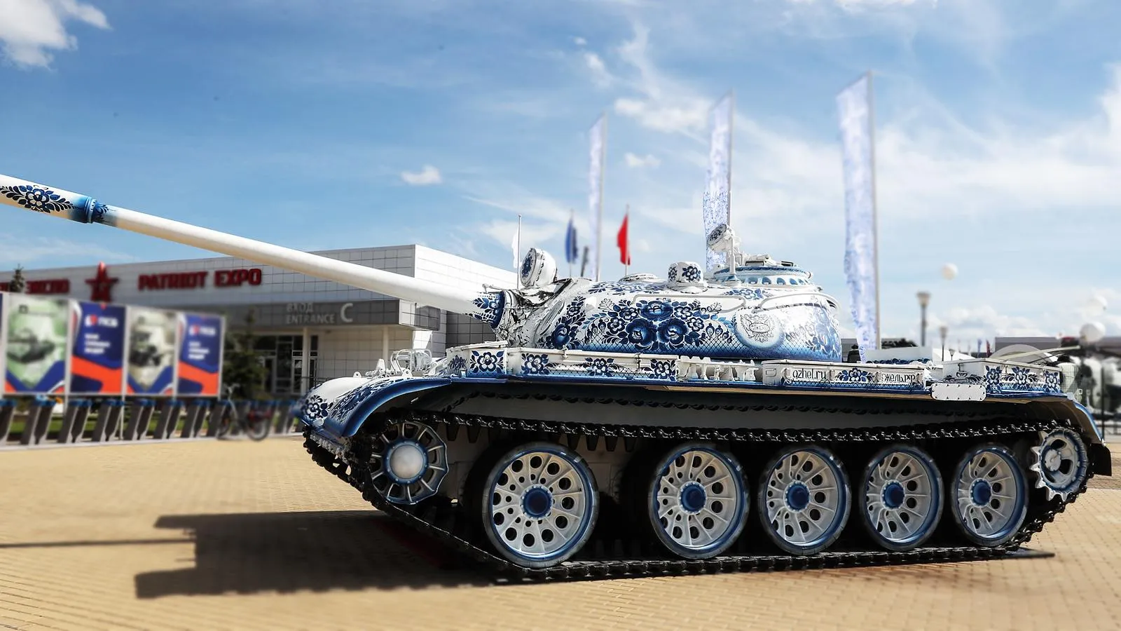 танк Т-54, раскрашенный под гжель, на форуме «Армия-2020» / Bulkin Sergey