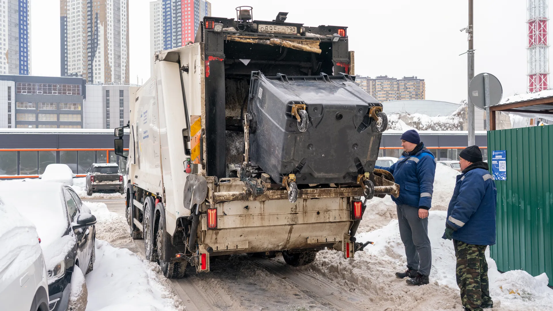 Работа мусоровозов зимой в Красногорске