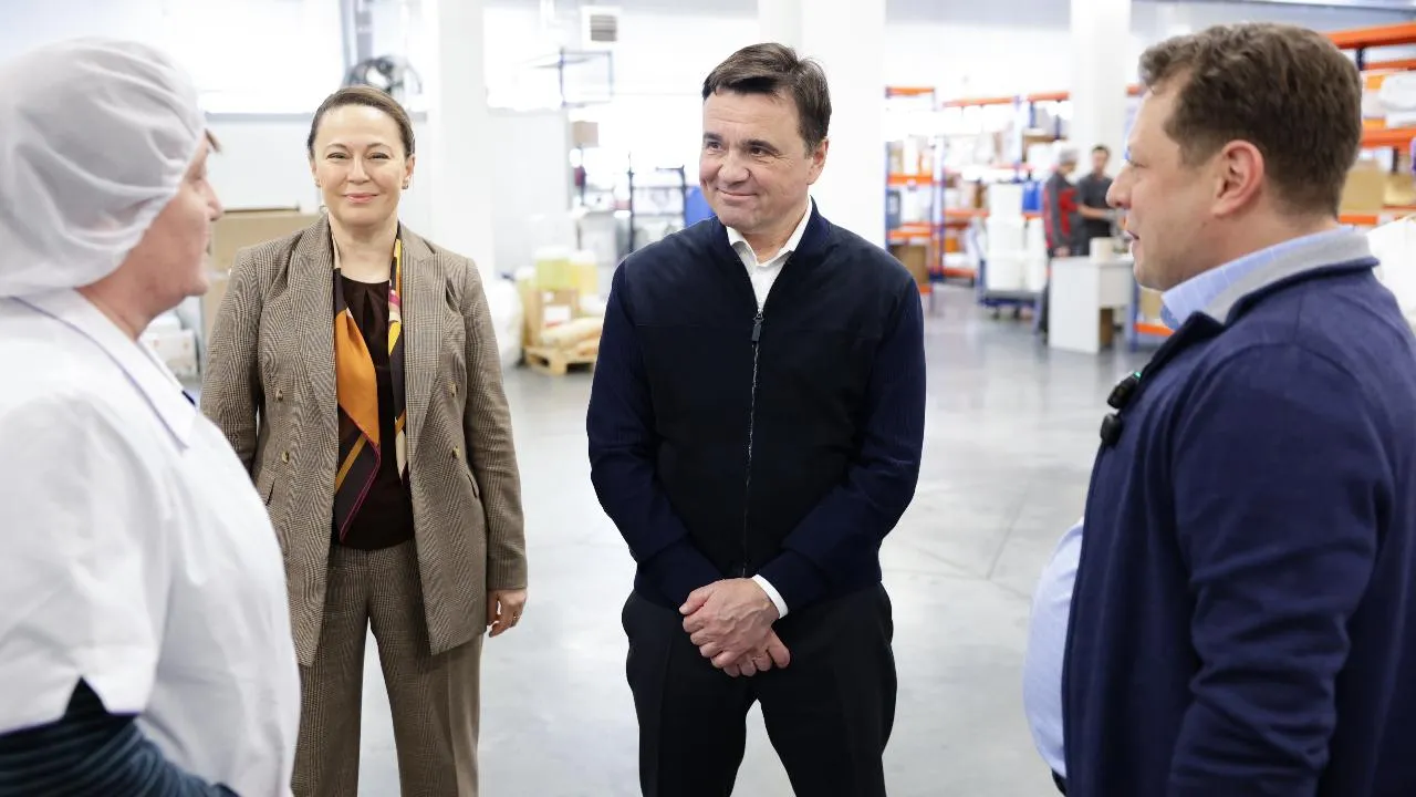 Губернатор Подмосковья проверил работу завода по производству косметики в Протвино