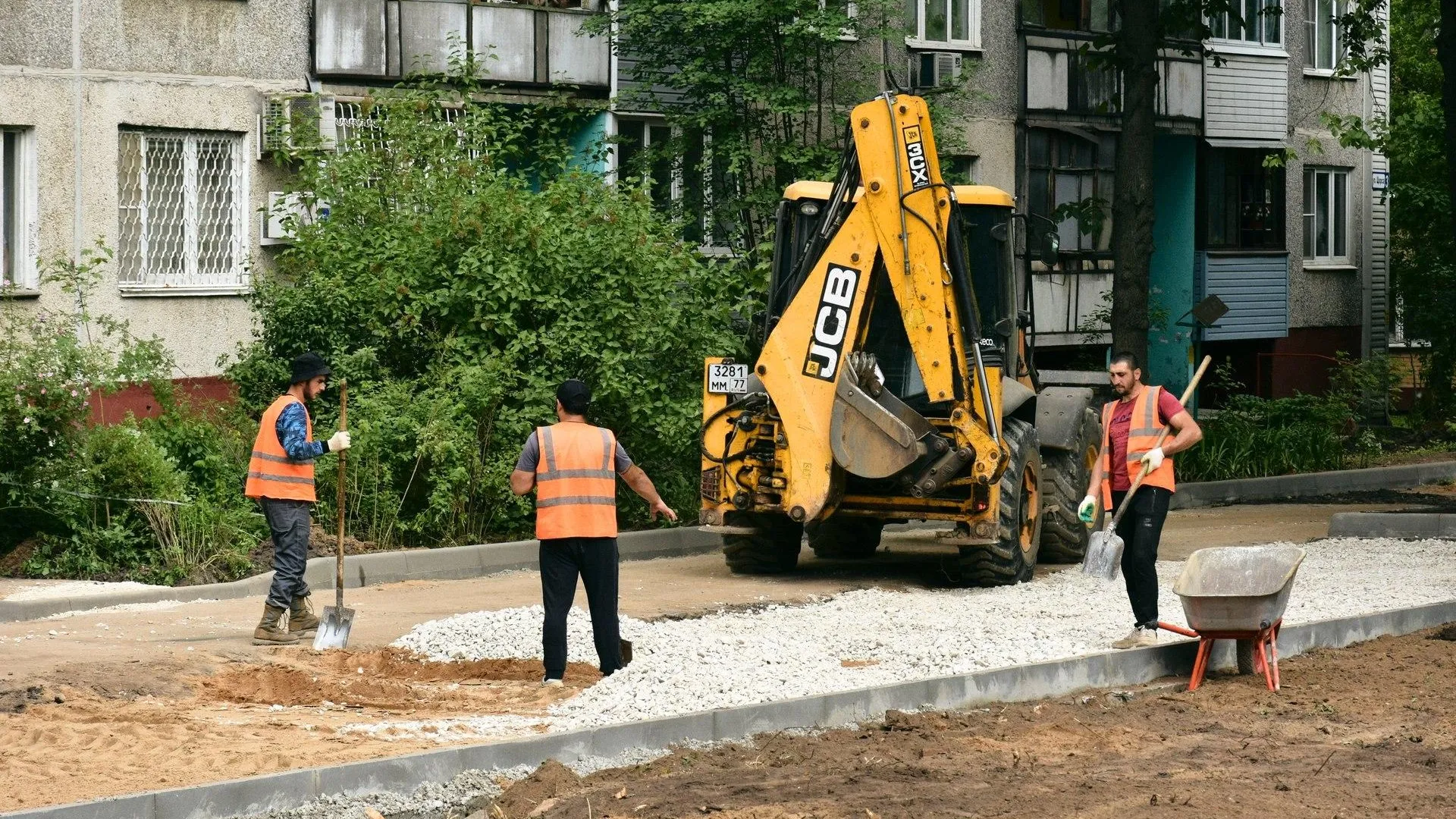От подъездов до газонов: председатель Совета депутатов оценил преображение двора в Ивантеевке