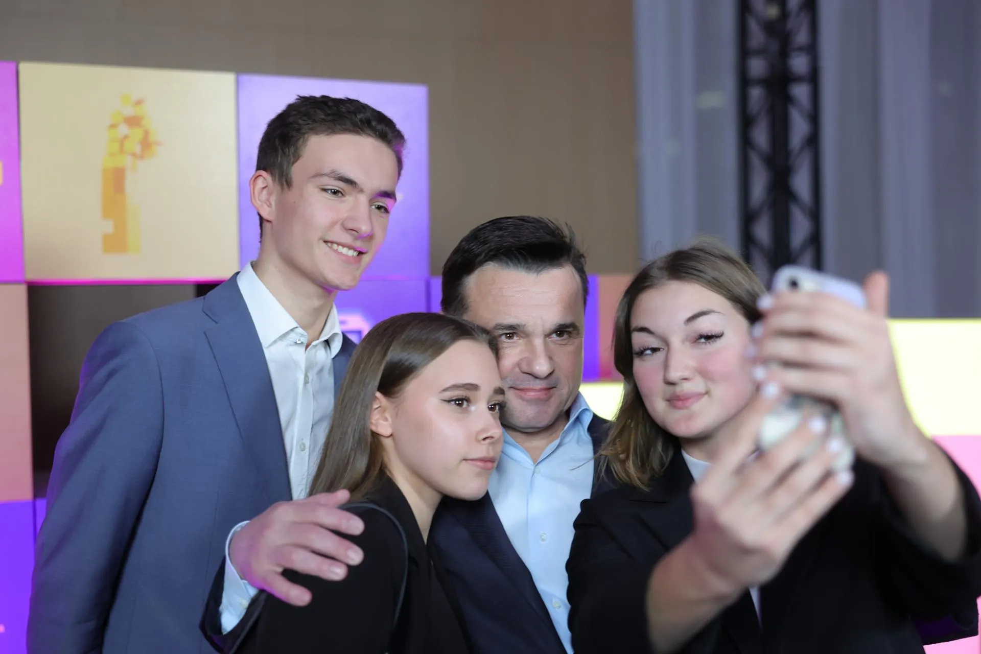 губернатор Андрей Воробьев на премии «Золотой пиксель»