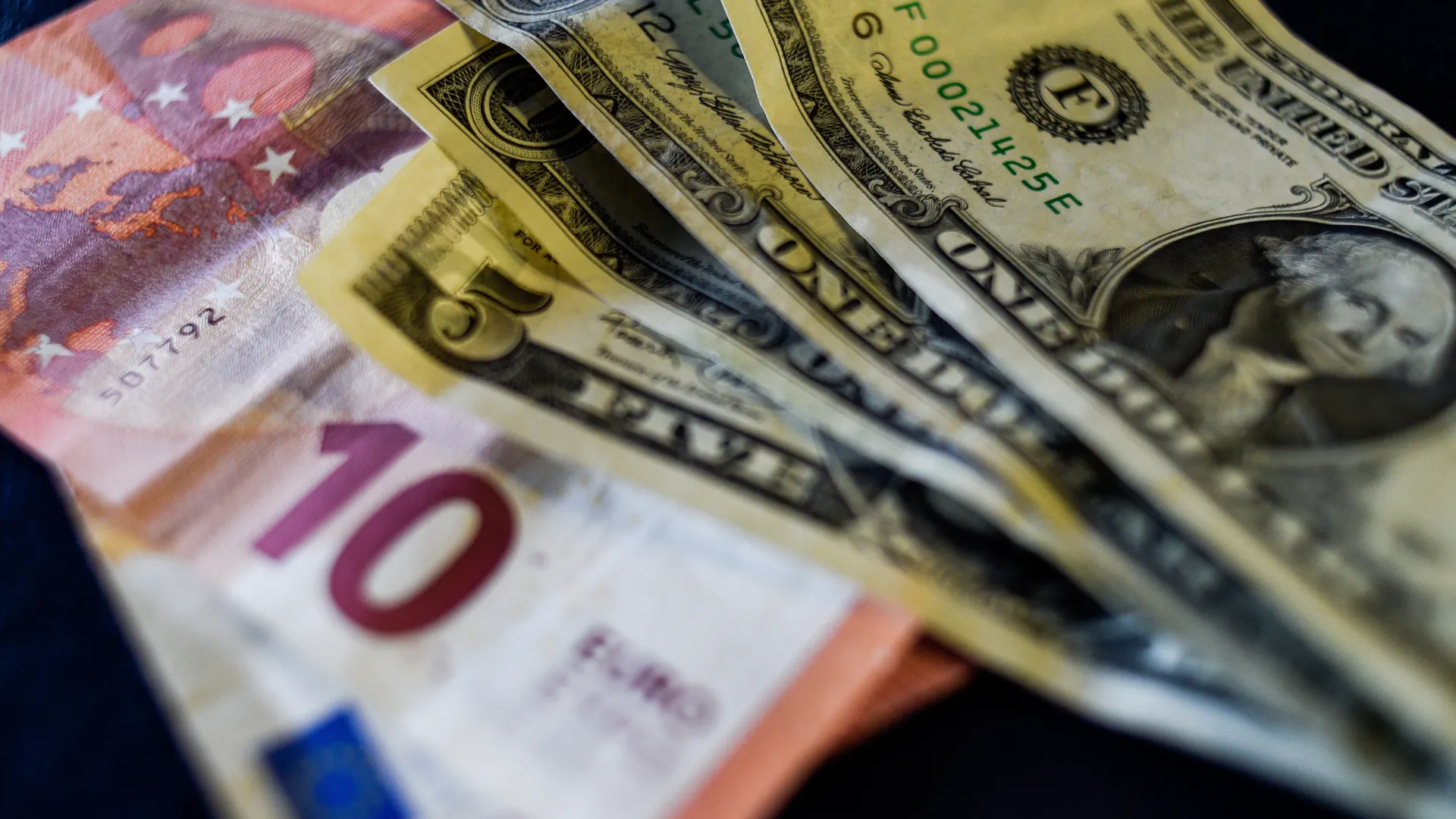 Денежные купюры евро и долларов США