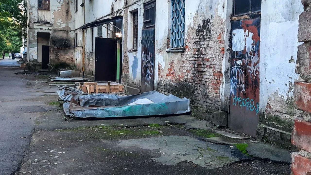 Старые дома в городе валятся один за другим: жительница Кузбасса в ужасе рассказала о проблеме в чате губернатора