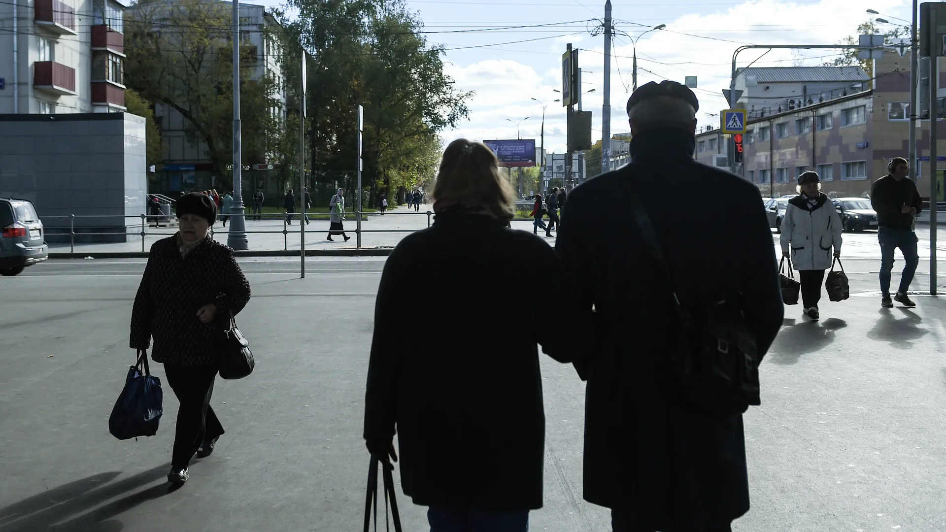 Пенсионеры на улицах Москвы