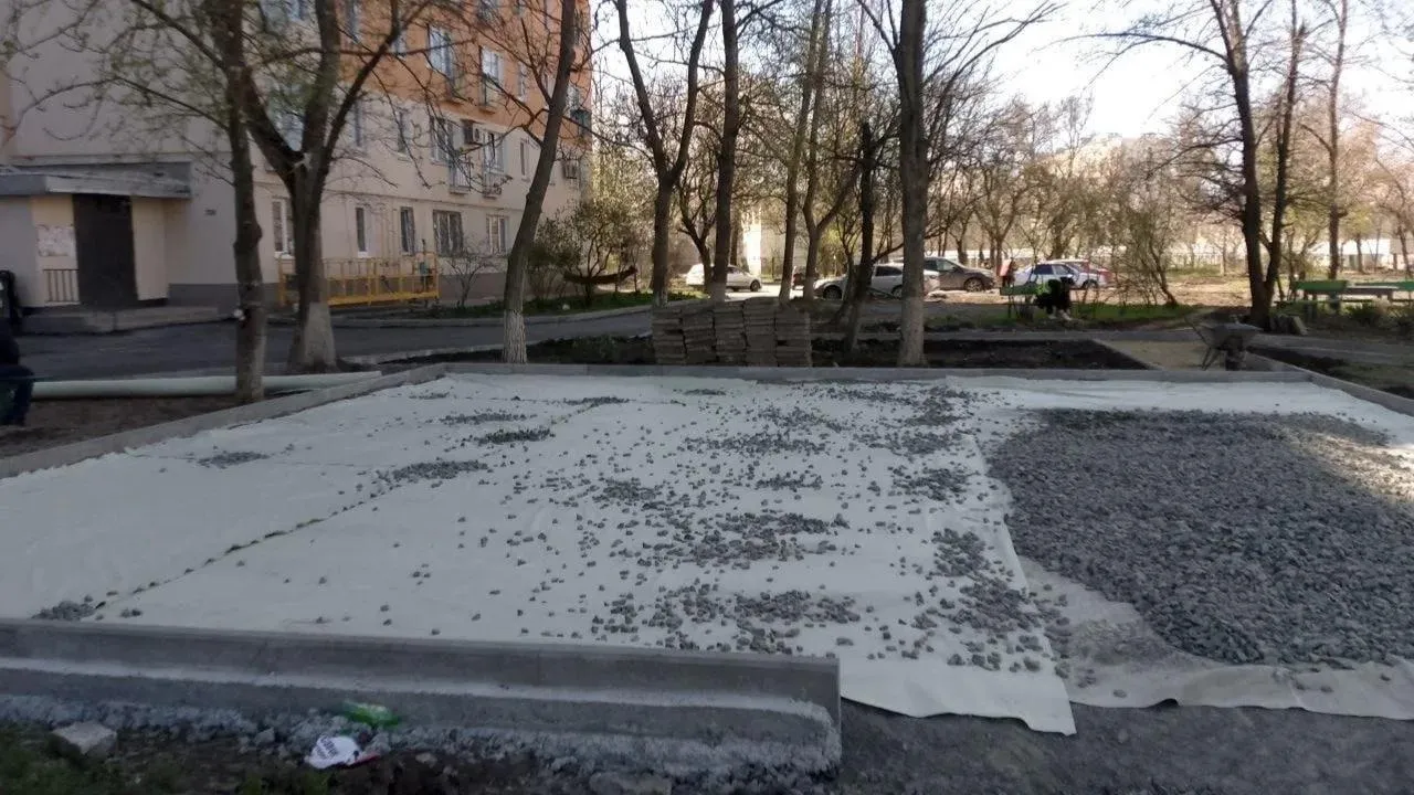 В Мариуполе под контролем подмосковных специалистов благоустраивают двор на ул. Шевченко
