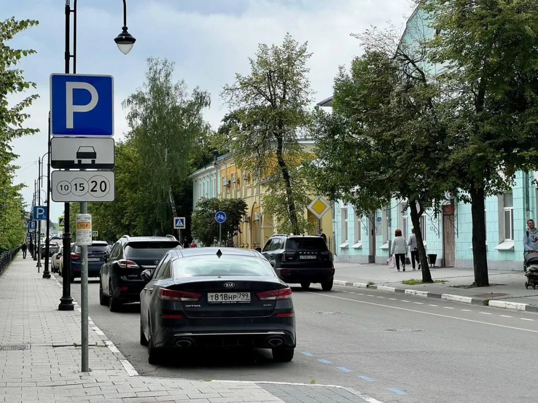 В Подмосковье разрешения на бесплатную парковку оформили более 1 тыс. владельцев электромобилей