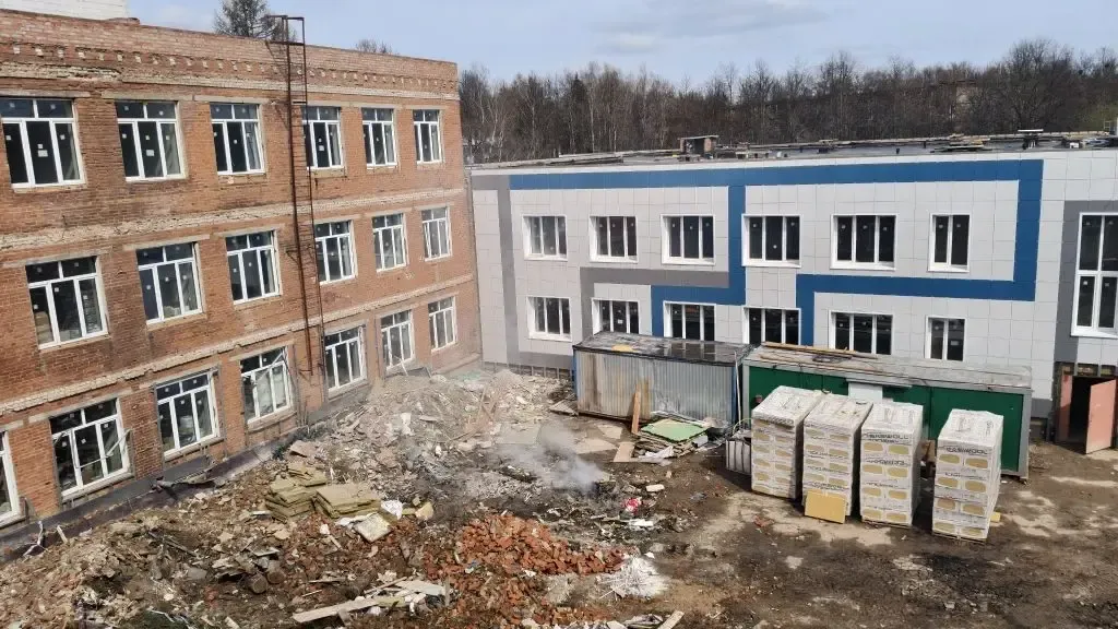 В Домодедове почти наполовину завершили капремонт Востряковского лицея