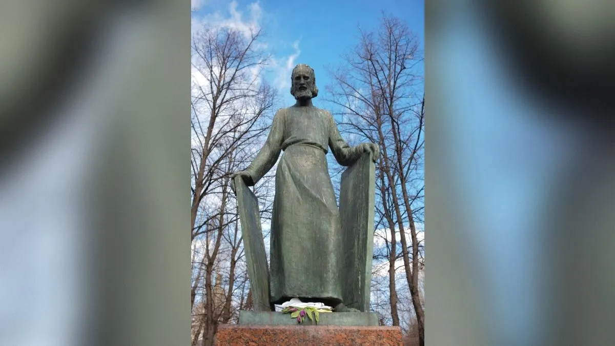 Памятник Андрею Рублеву в Андрониковом монастыре в Москве