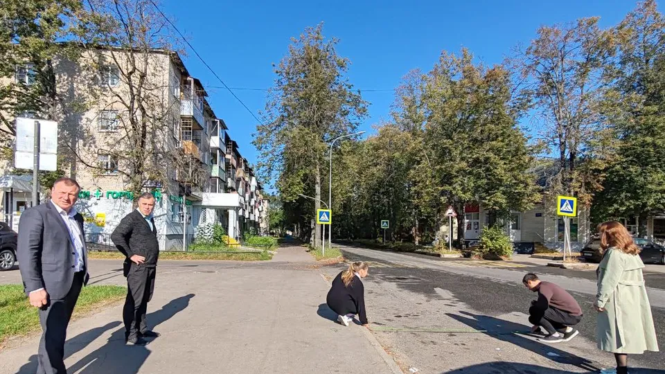 Главой городского округа Черноголовки с одним из своих заместителей&nbsp;провели осмотр автомобильной дороги местного значения.&nbsp;Фото: пресс-служба администрации г. о. Черноголовка