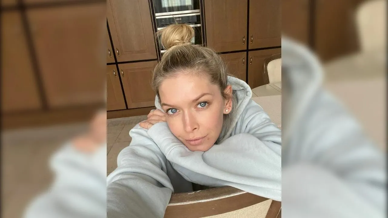Вера Брежнева поделилась фото в бикини на фоне «заедания стресса»