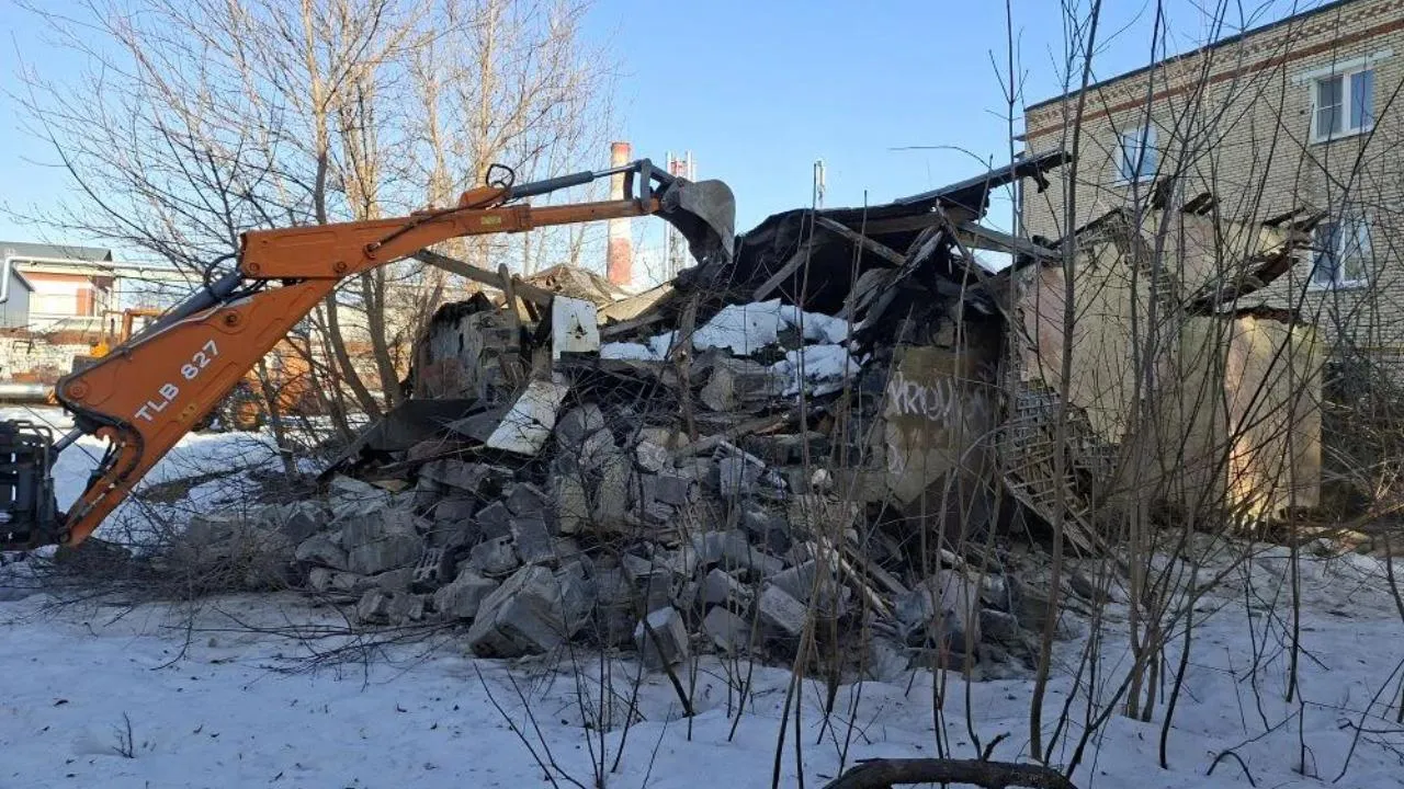 В Коломне начали демонтаж аварийной хозяйственной постройки