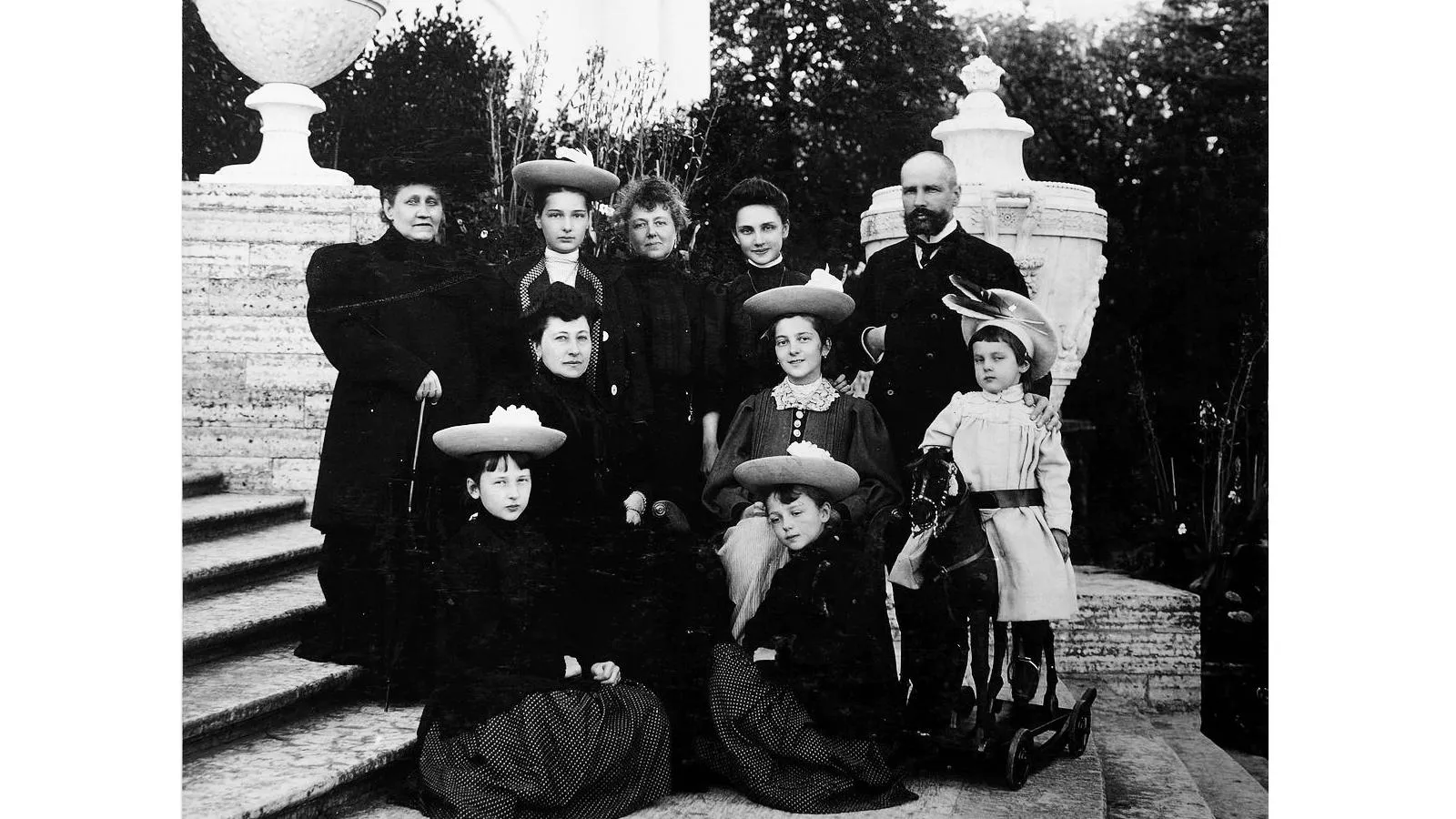 Петр Столыпин с семьей у Елагинского дворца, Санкт-Петербург, 1907 год