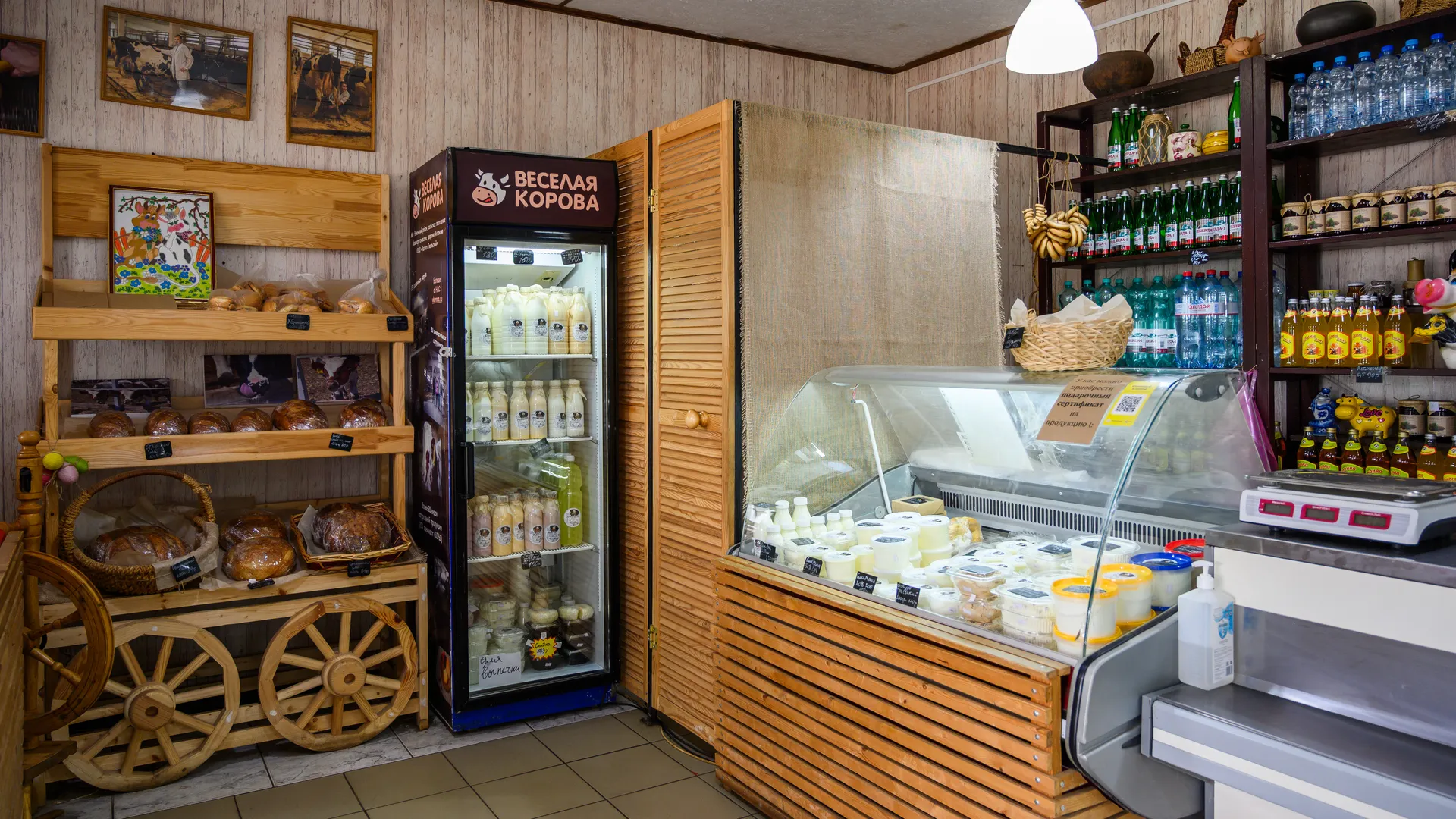 Фермерские молочные продукты в магазине при ферме «Веселая корова» в деревне Антоново Раменского округа