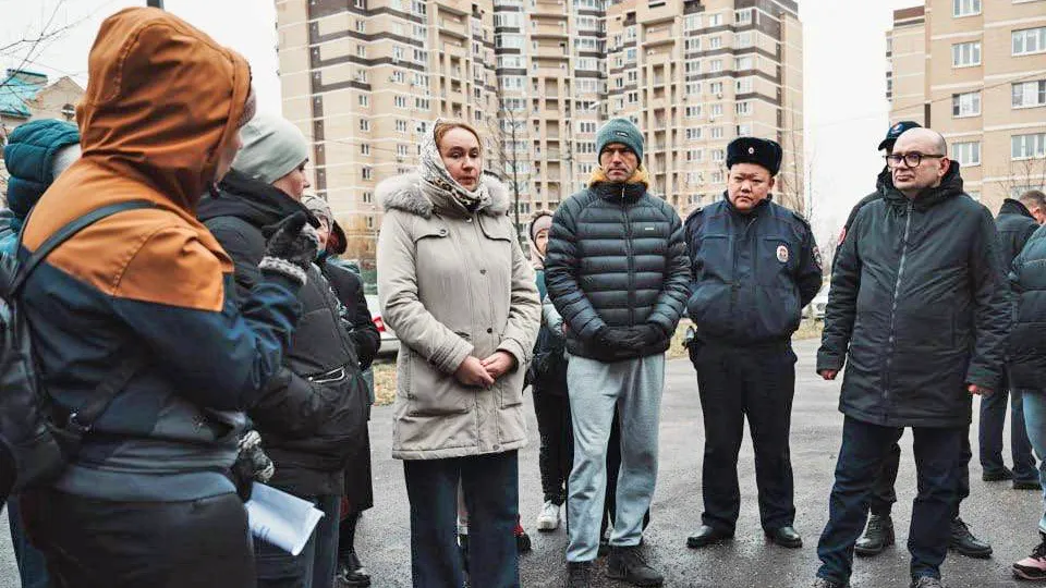 Глава городского округа Лосино-Петровский Сергей Джеглав (справа) на встрече с жителями поселка Аничково. Фото: пресс-служба администрации